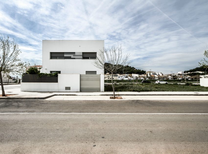 A Classy and Bright Contemporary House with Smart Color Accents in Valencia by Julio Vila Cortell (1)