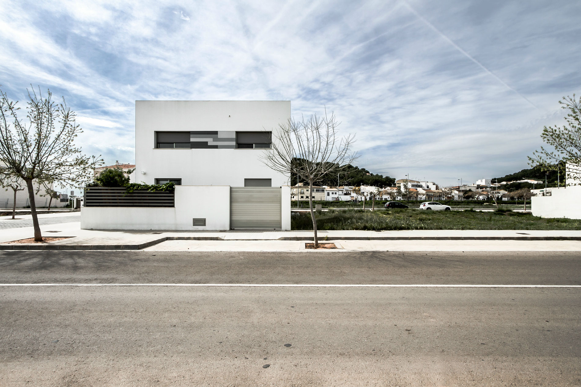A Classy and Bright Contemporary House with Smart Color Accents in Valencia by Julio Vila Cortell (1)