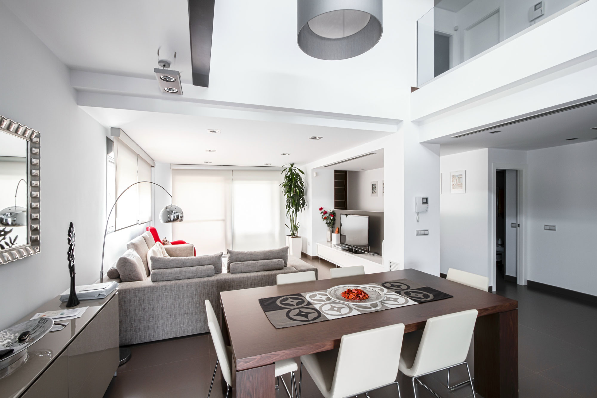 A Classy and Bright Contemporary House with Smart Color Accents in Valencia by Julio Vila Cortell (11)