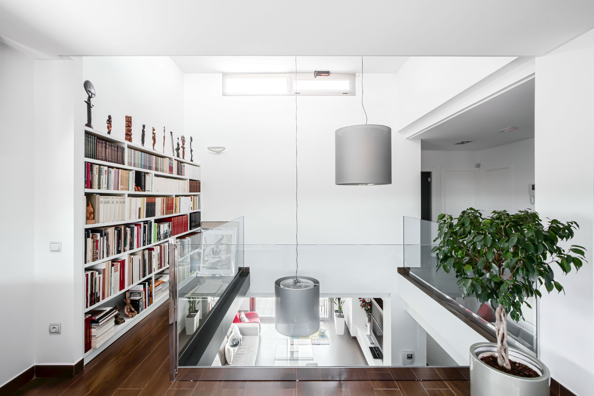 A Classy and Bright Contemporary House with Smart Color Accents in Valencia by Julio Vila Cortell (15)