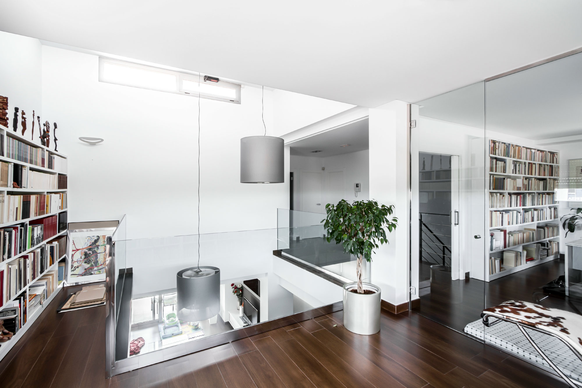 A Classy and Bright Contemporary House with Smart Color Accents in Valencia by Julio Vila Cortell (16)