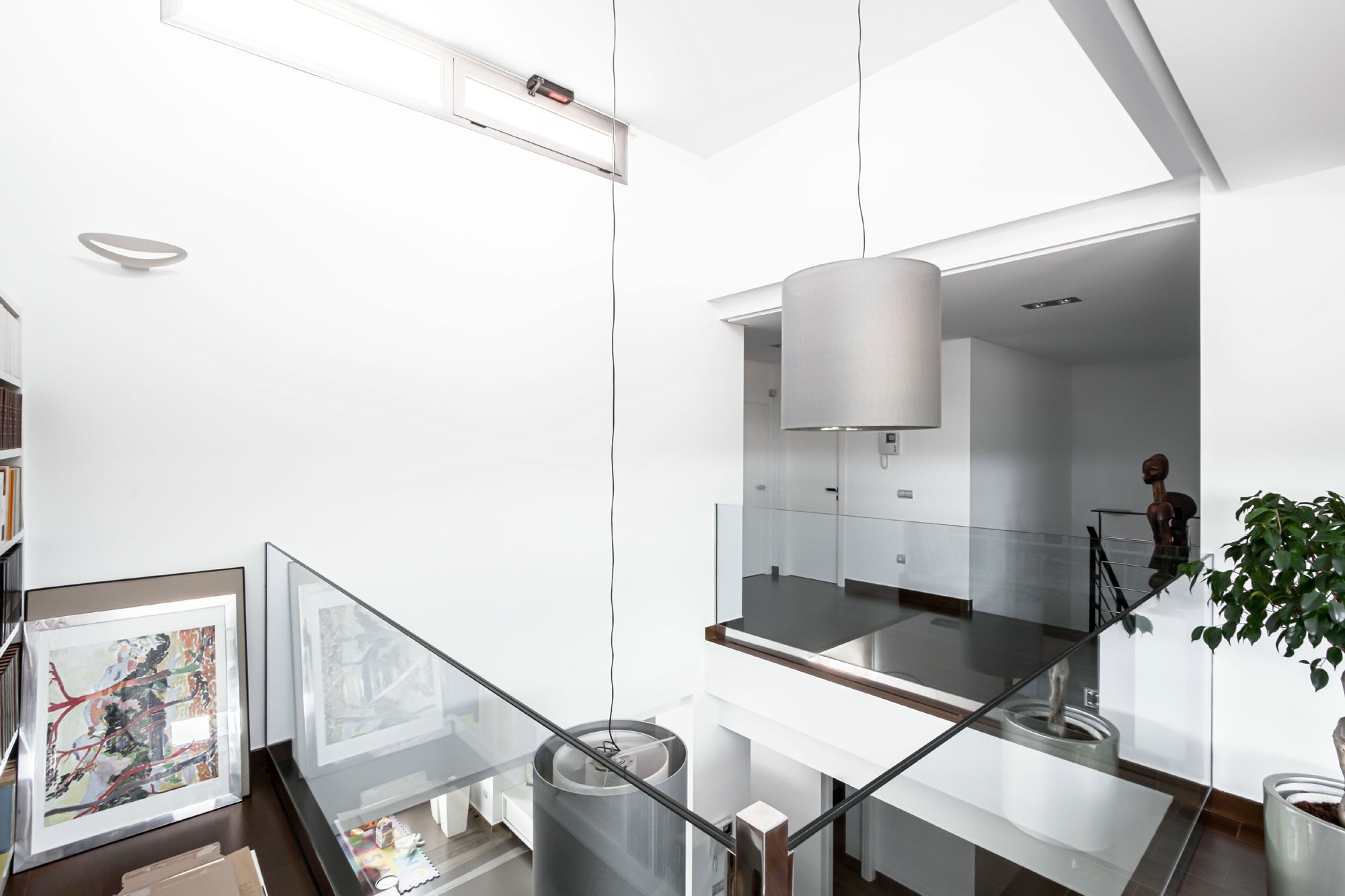 A Classy and Bright Contemporary House with Smart Color Accents in Valencia by Julio Vila Cortell (17)