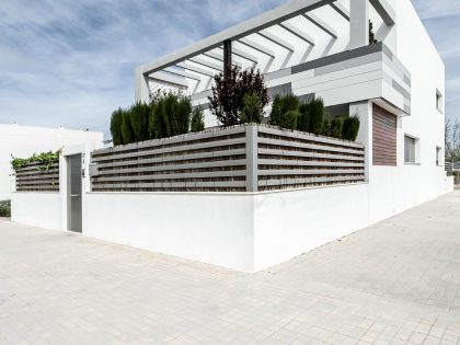 A Classy and Bright Contemporary House with Smart Color Accents in Valencia by Julio Vila Cortell (2)