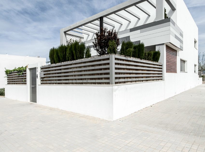 A Classy and Bright Contemporary House with Smart Color Accents in Valencia by Julio Vila Cortell (2)