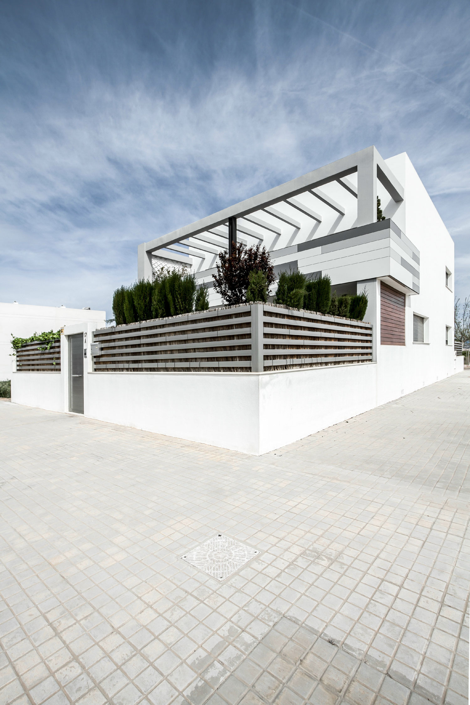 A Classy and Bright Contemporary House with Smart Color Accents in Valencia by Julio Vila Cortell (2)