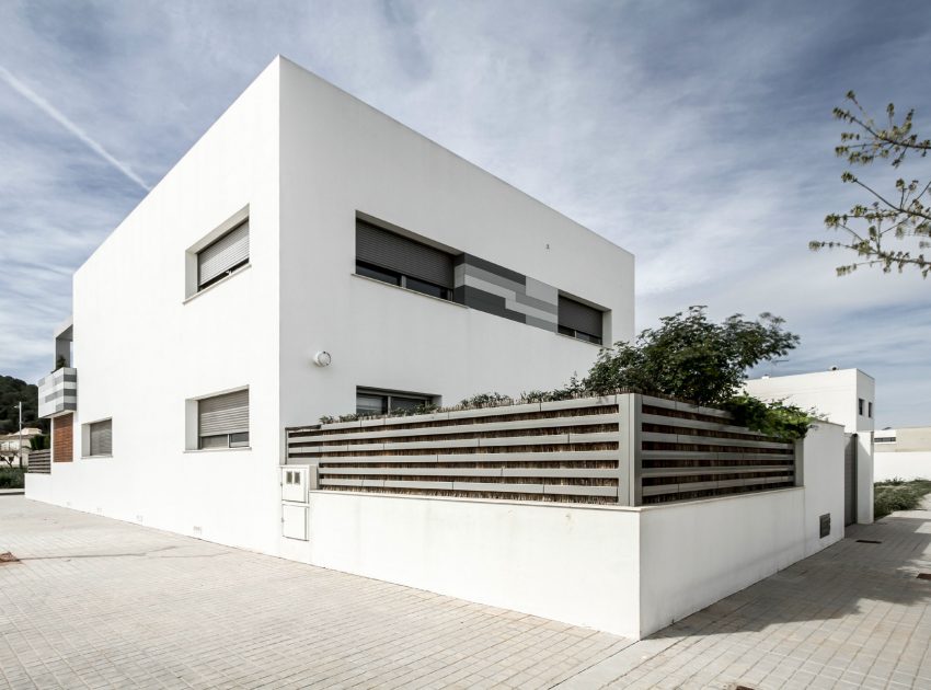 A Classy and Bright Contemporary House with Smart Color Accents in Valencia by Julio Vila Cortell (3)