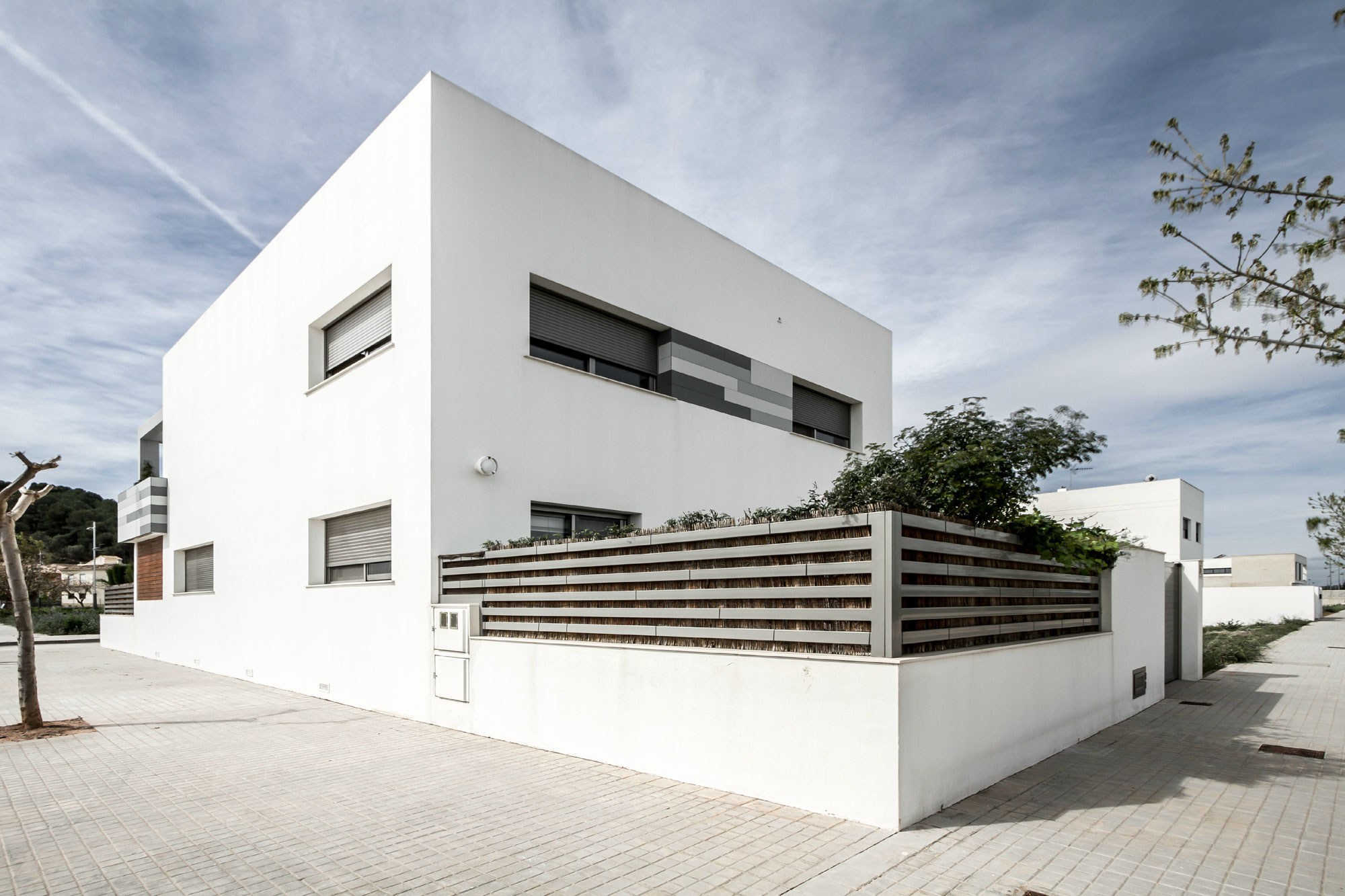 A Classy and Bright Contemporary House with Smart Color Accents in Valencia by Julio Vila Cortell (3)