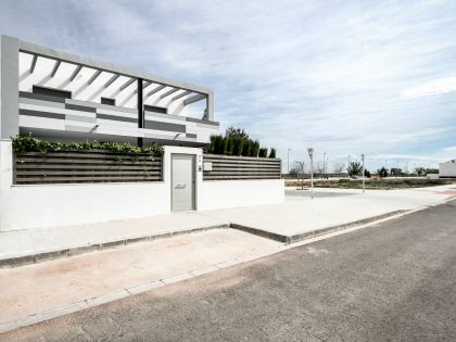 A Classy and Bright Contemporary House with Smart Color Accents in Valencia by Julio Vila Cortell (4)