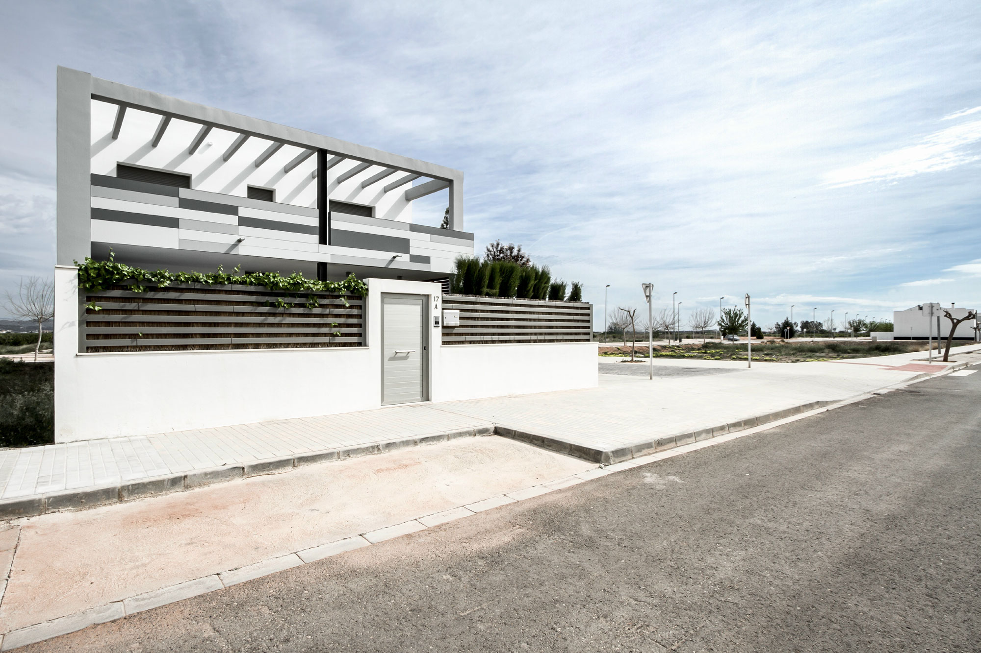 A Classy and Bright Contemporary House with Smart Color Accents in Valencia by Julio Vila Cortell (4)
