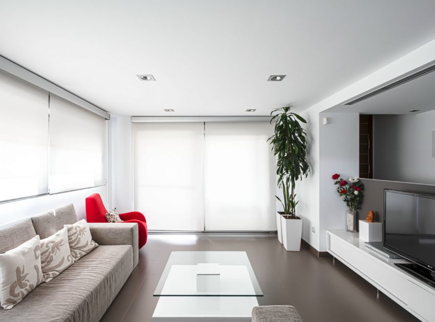 A Classy and Bright Contemporary House with Smart Color Accents in Valencia by Julio Vila Cortell (7)