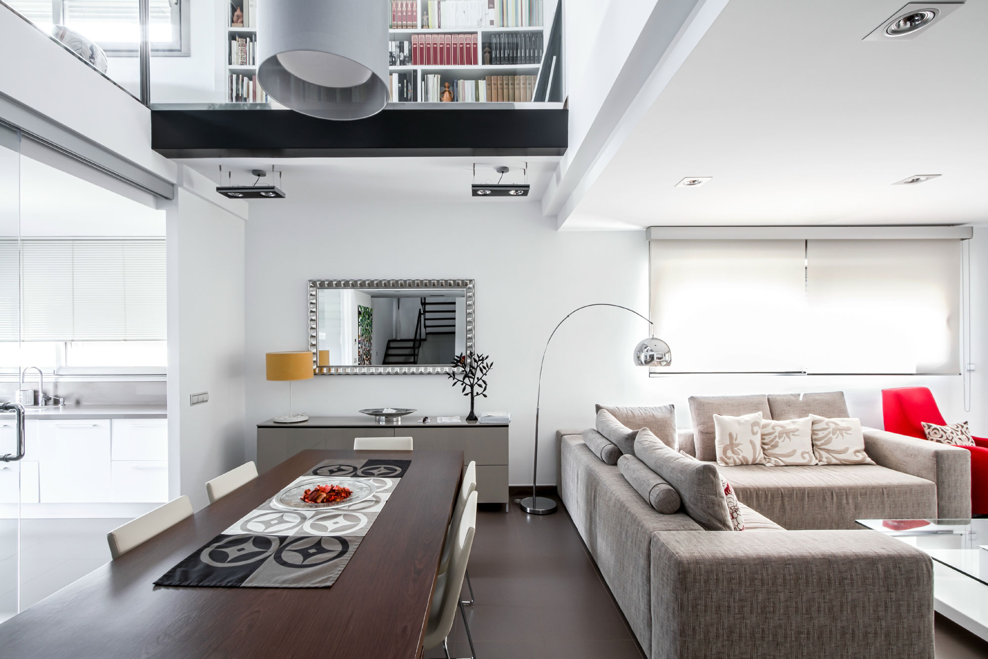 A Classy and Bright Contemporary House with Smart Color Accents in Valencia by Julio Vila Cortell (8)