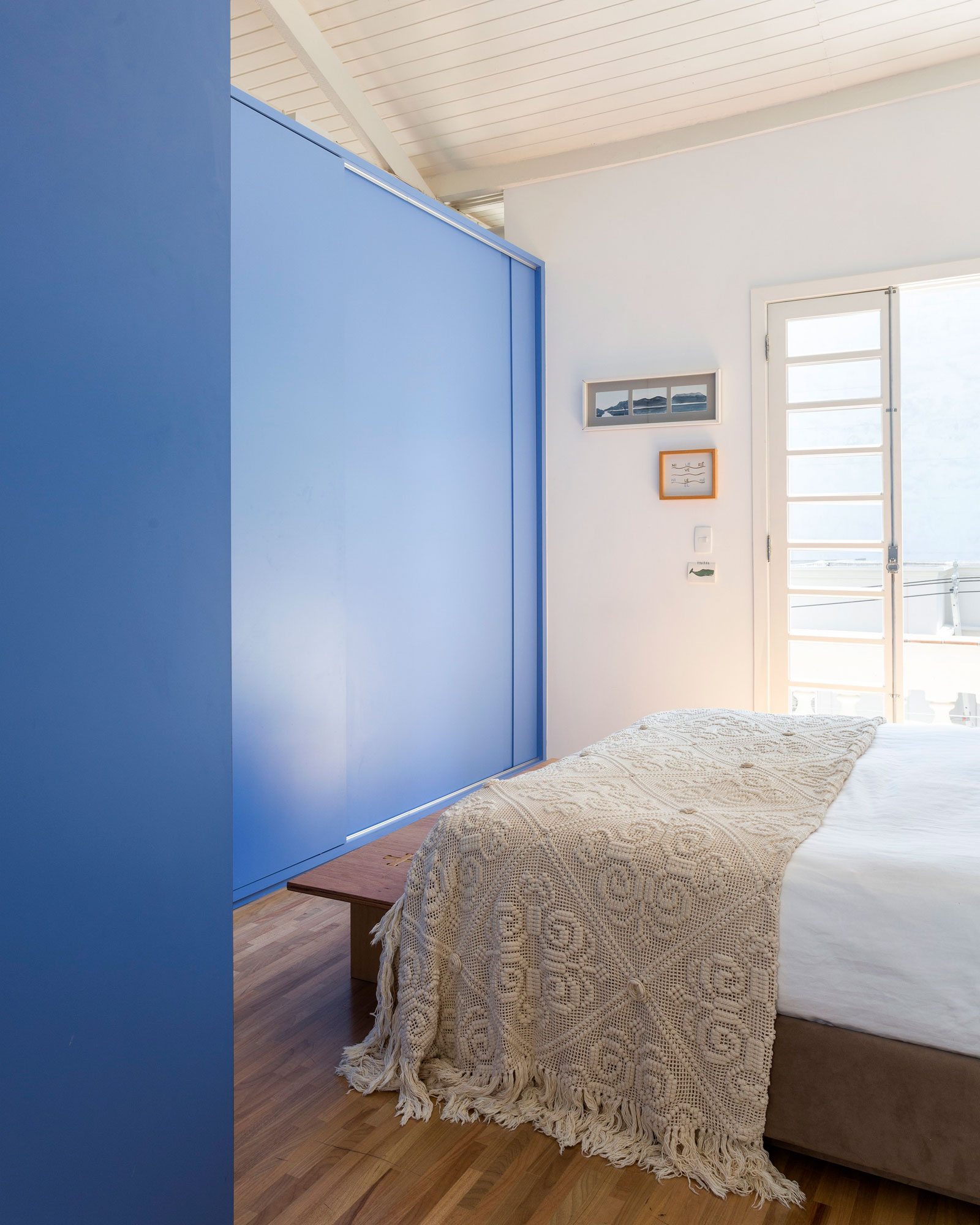 A Colorful and Sophisticated Apartment with Vibrant Interiors in Pinheiros by RSRG Arquitetos (11)