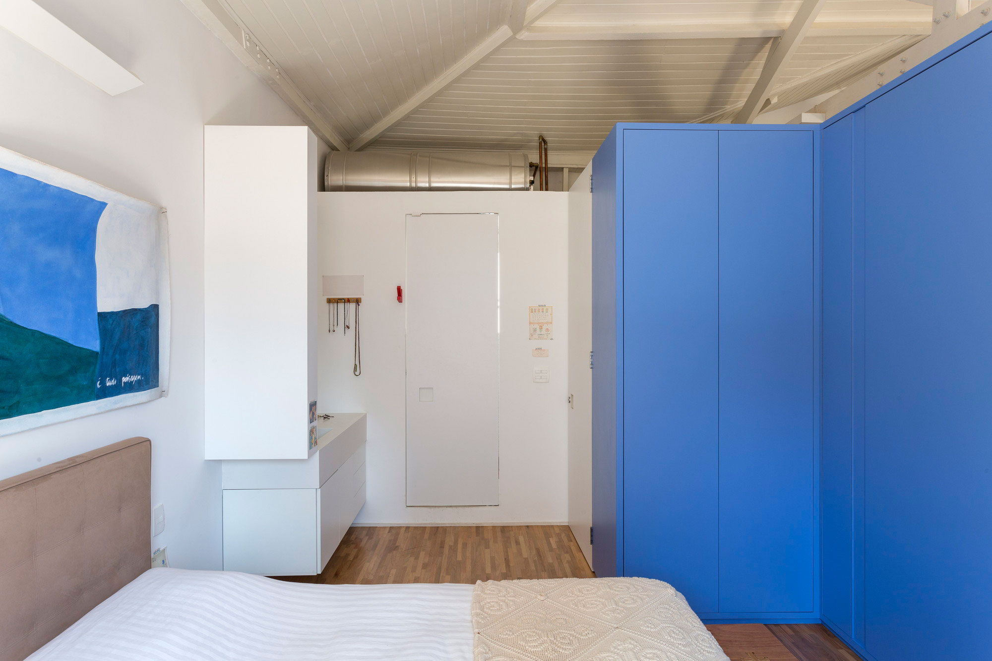 A Colorful and Sophisticated Apartment with Vibrant Interiors in Pinheiros by RSRG Arquitetos (13)