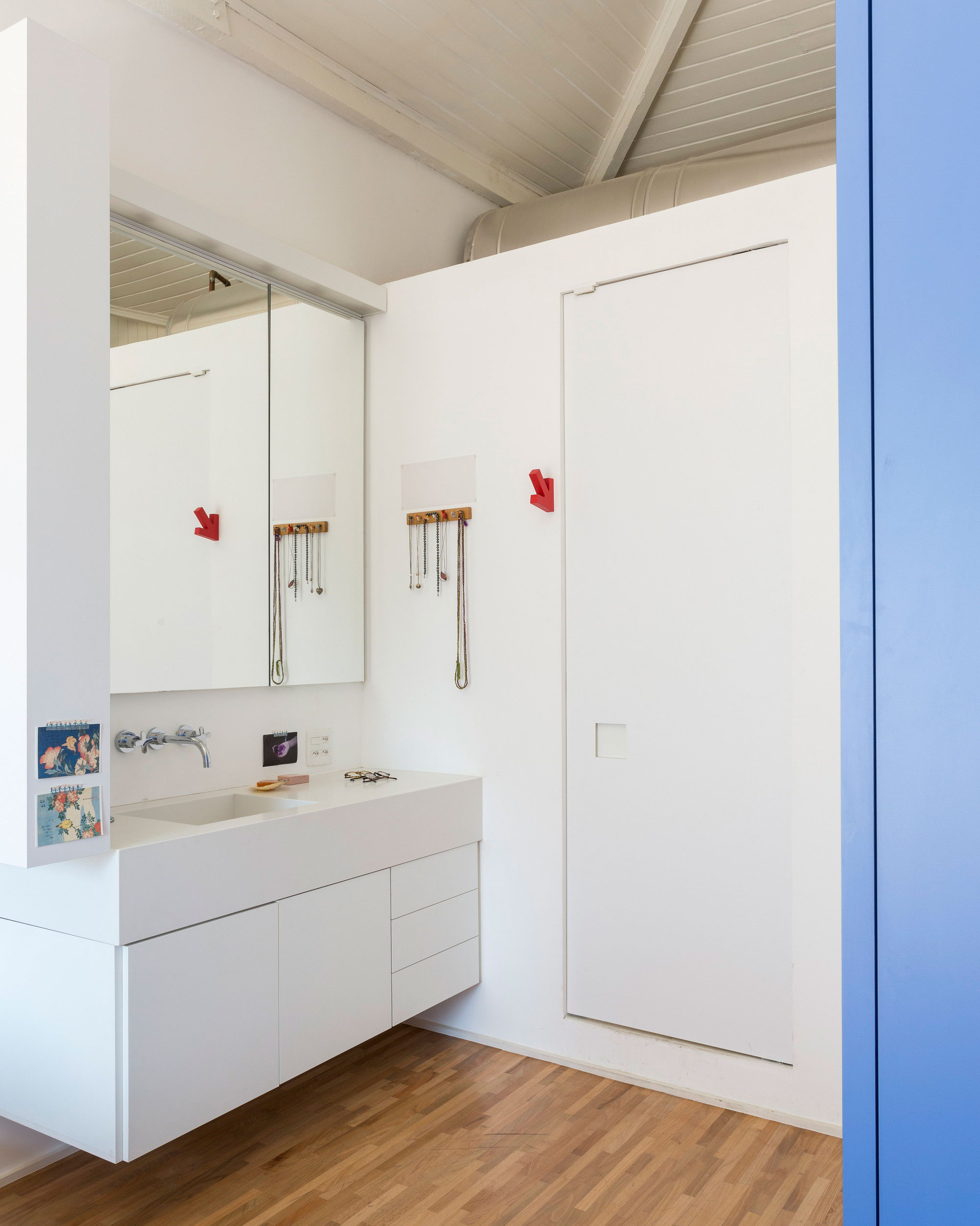 A Colorful and Sophisticated Apartment with Vibrant Interiors in Pinheiros by RSRG Arquitetos (15)