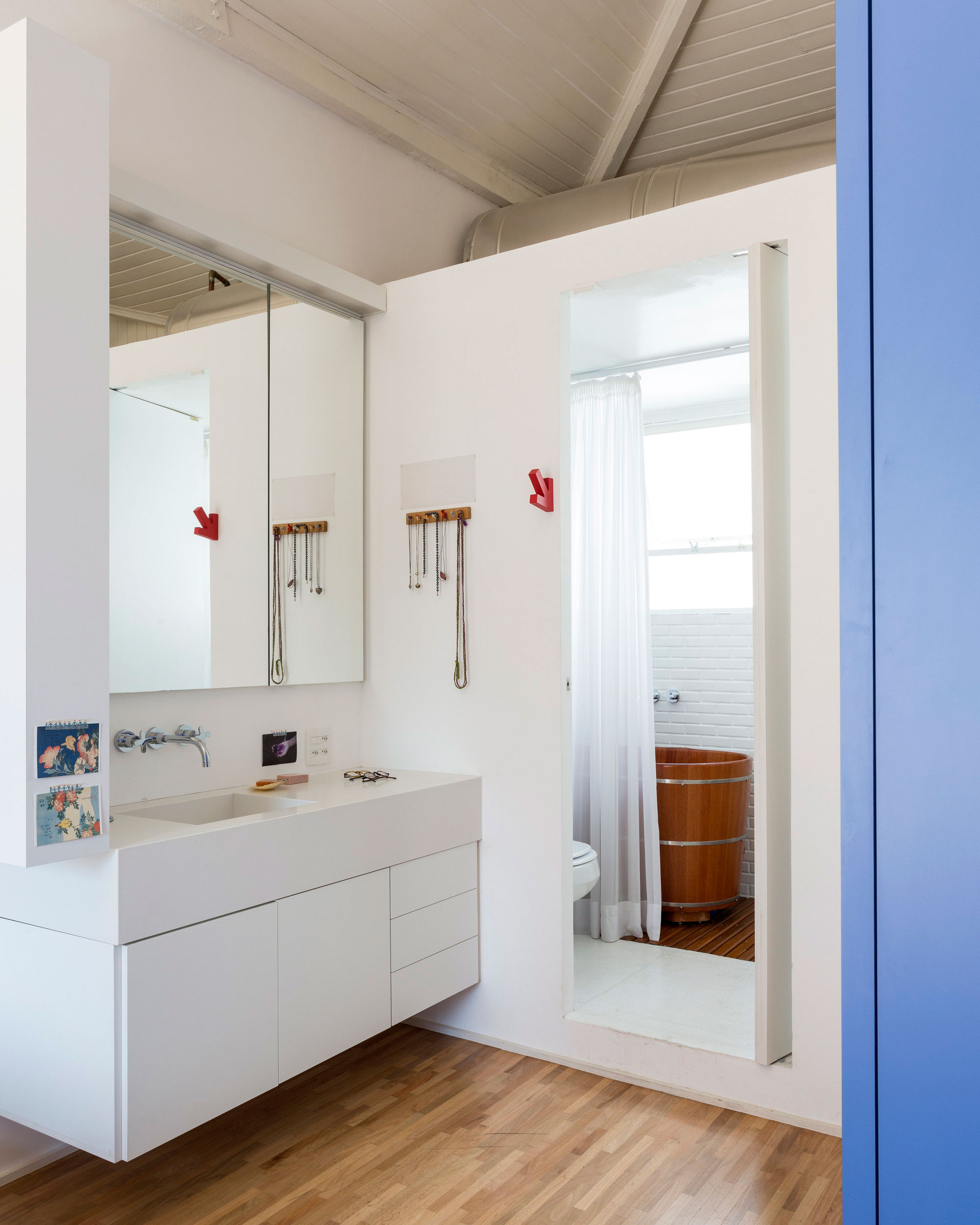 A Colorful and Sophisticated Apartment with Vibrant Interiors in Pinheiros by RSRG Arquitetos (16)