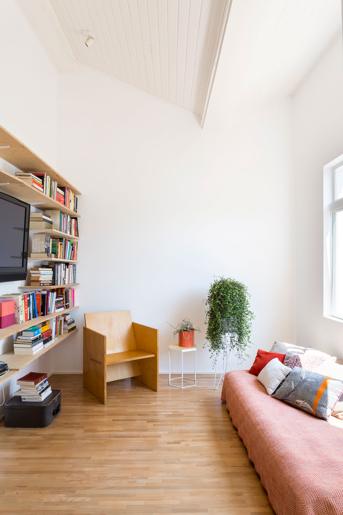 A Colorful and Sophisticated Apartment with Vibrant Interiors in Pinheiros by RSRG Arquitetos (19)