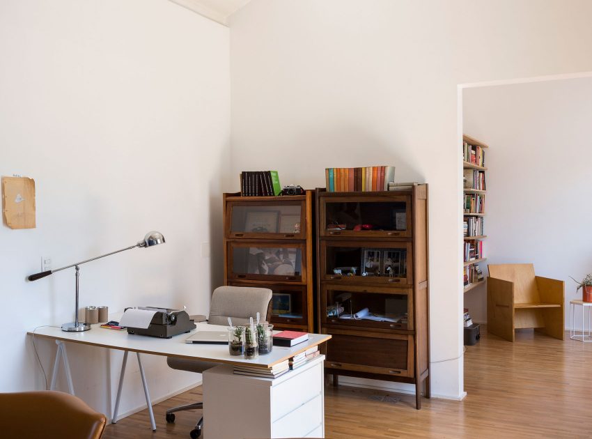 A Colorful and Sophisticated Apartment with Vibrant Interiors in Pinheiros by RSRG Arquitetos (21)