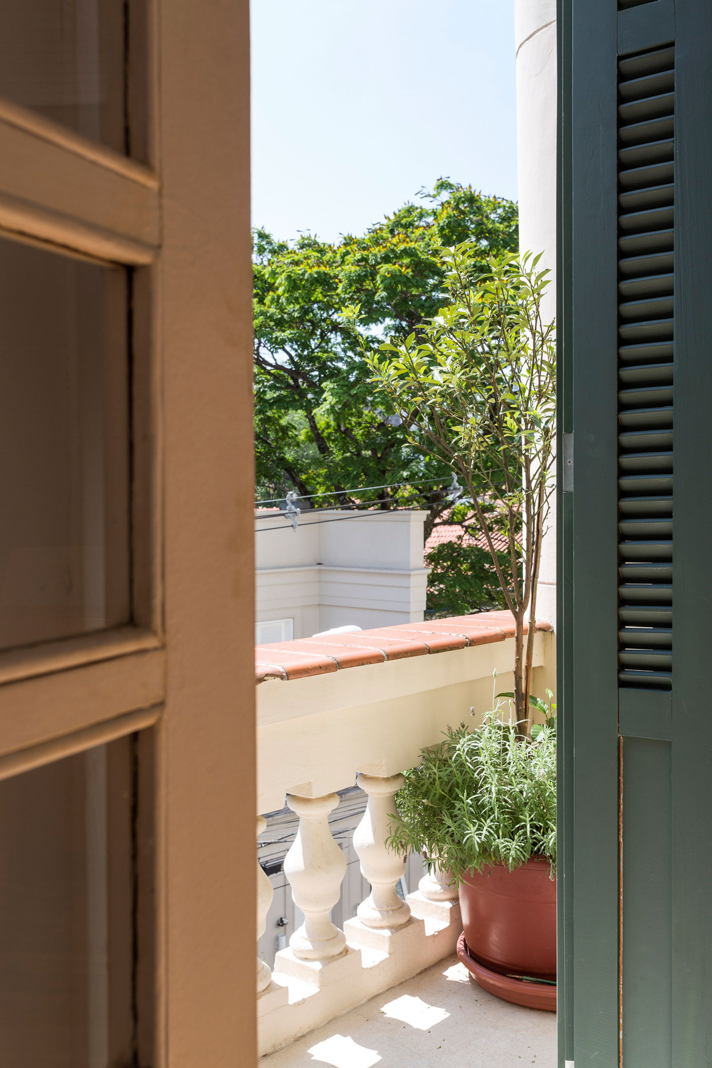 A Colorful and Sophisticated Apartment with Vibrant Interiors in Pinheiros by RSRG Arquitetos (23)