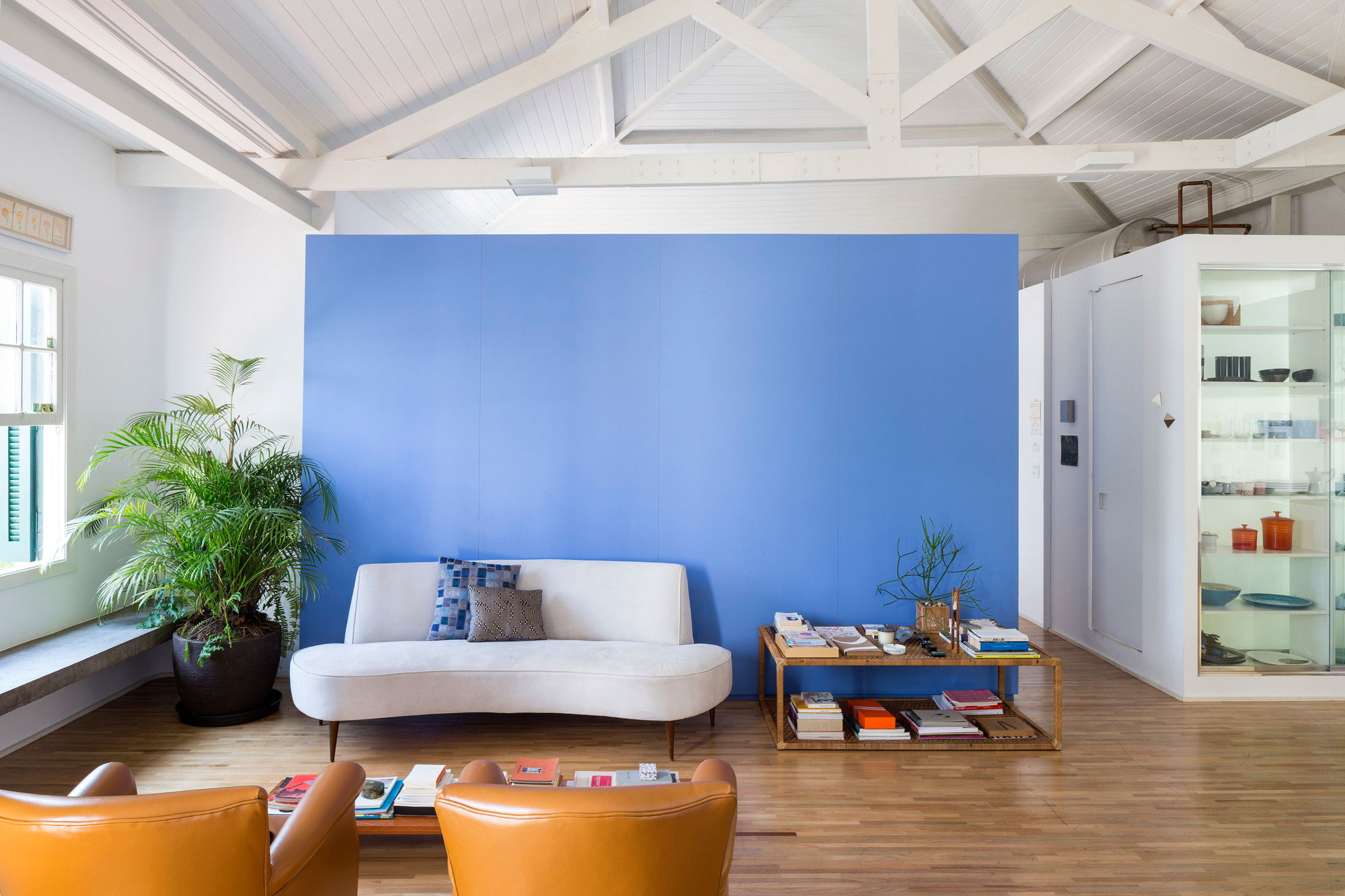 A Colorful and Sophisticated Apartment with Vibrant Interiors in Pinheiros by RSRG Arquitetos (4)