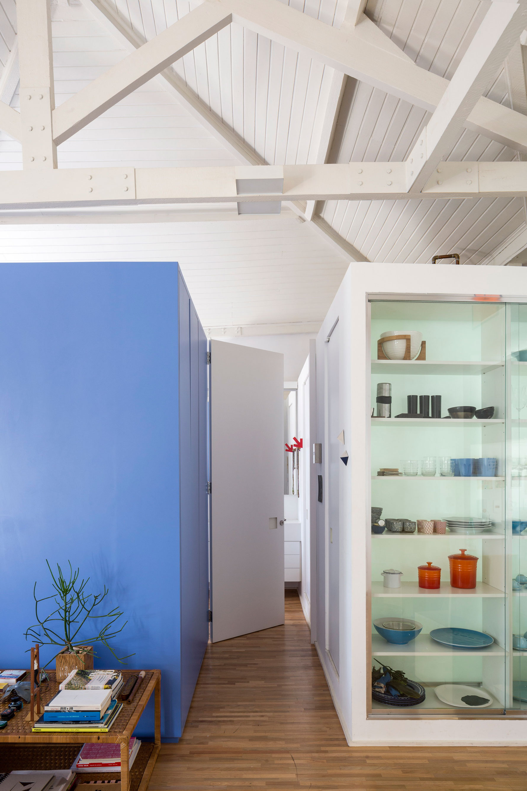 A Colorful and Sophisticated Apartment with Vibrant Interiors in Pinheiros by RSRG Arquitetos (5)