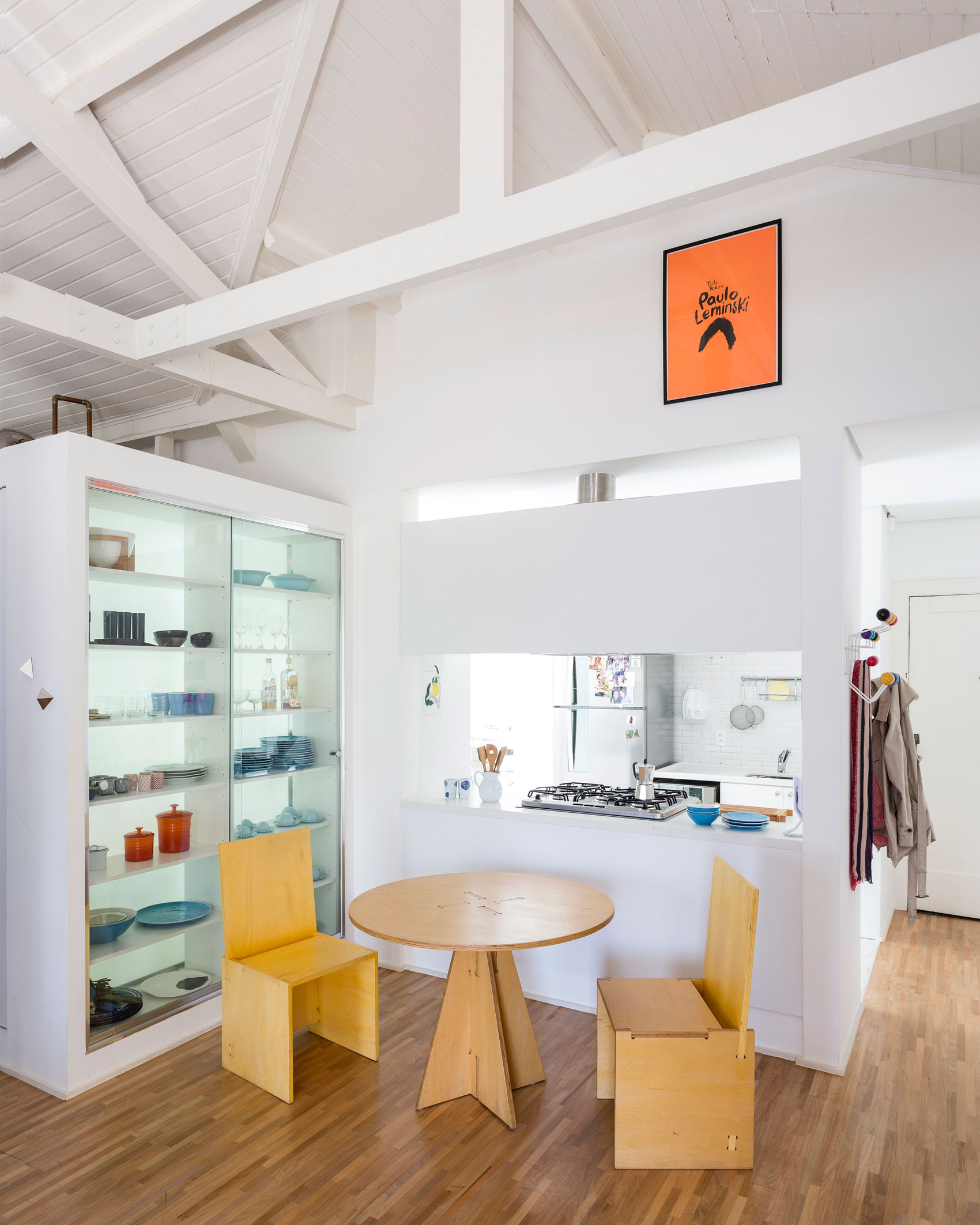 A Colorful and Sophisticated Apartment with Vibrant Interiors in Pinheiros by RSRG Arquitetos (7)