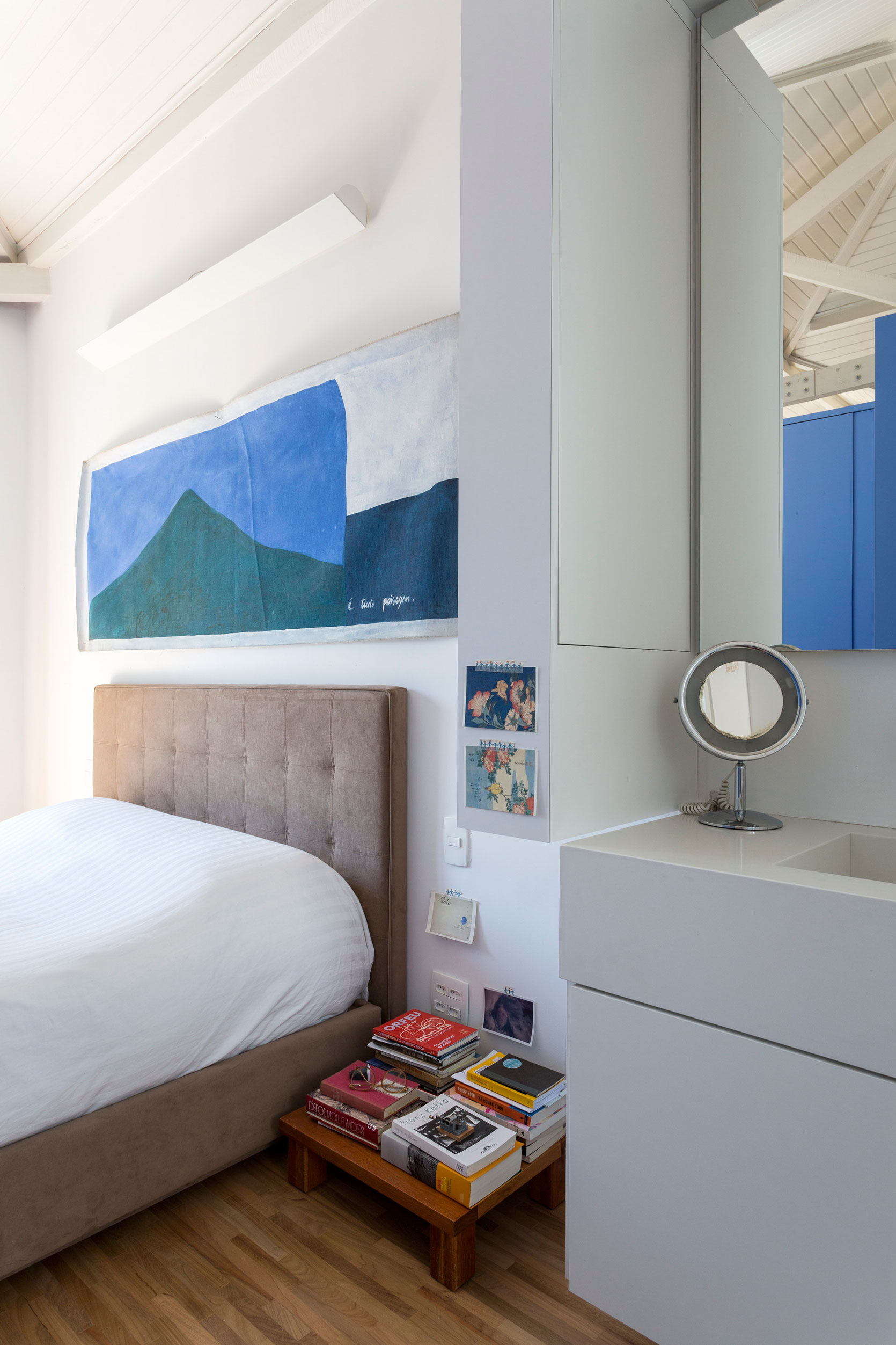 A Colorful and Sophisticated Apartment with Vibrant Interiors in Pinheiros by RSRG Arquitetos (9)