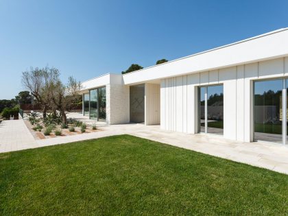 A Comfortable and Functional House with Pool and Plenty of Natural Light in Catalonia by Costa Calsamiglia Arquitecte (1)