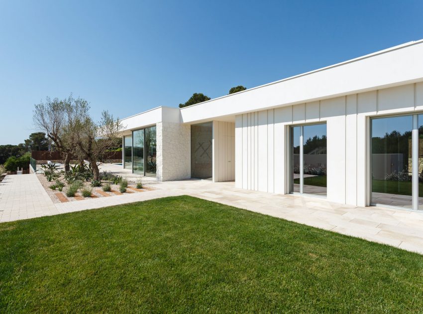 A Comfortable and Functional House with Pool and Plenty of Natural Light in Catalonia by Costa Calsamiglia Arquitecte (1)