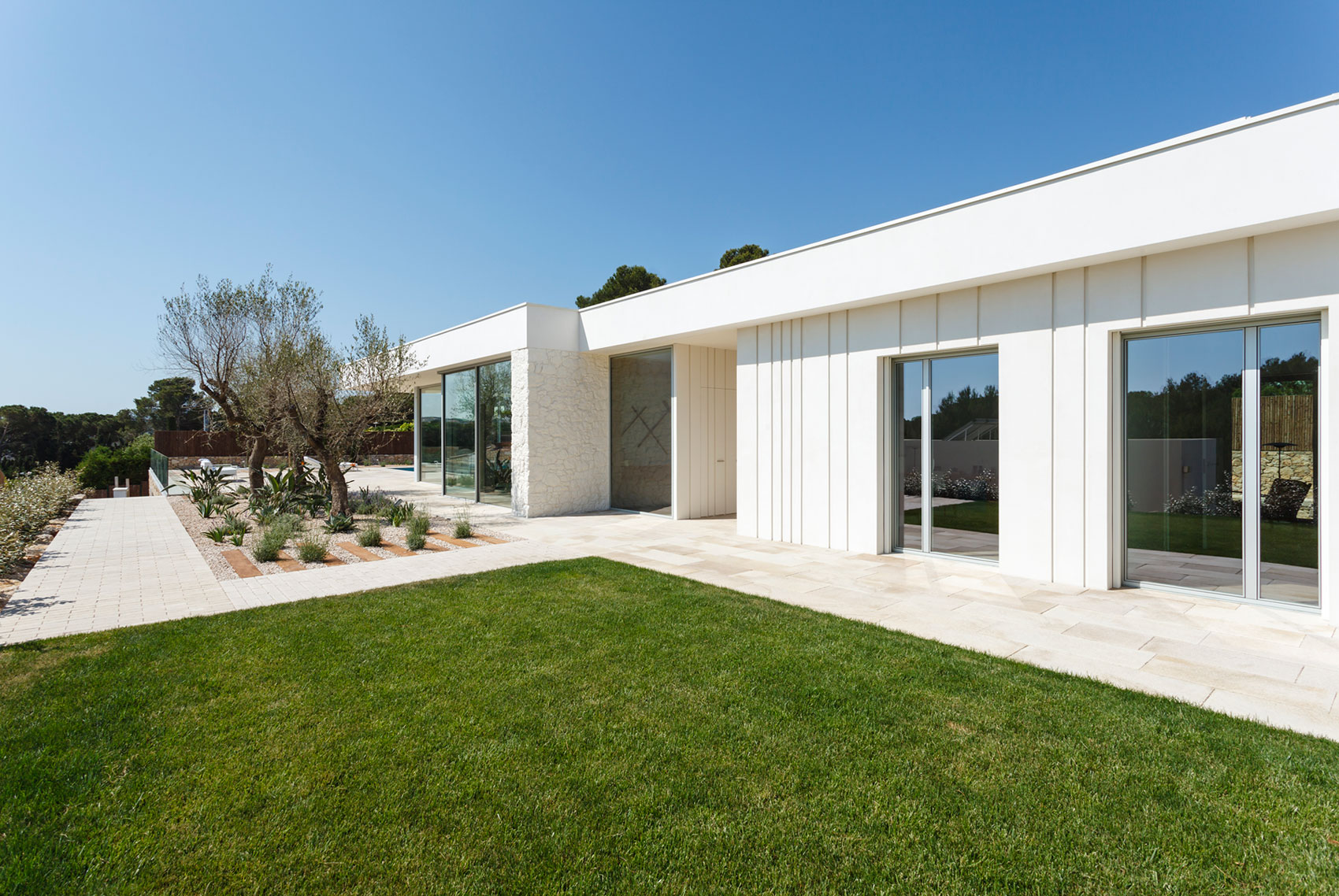 Дом вильямсона. Cltech строительство в канаде. Barn house односкатный. Экстерьер одноэтажного барнхауса. Дом в юар.