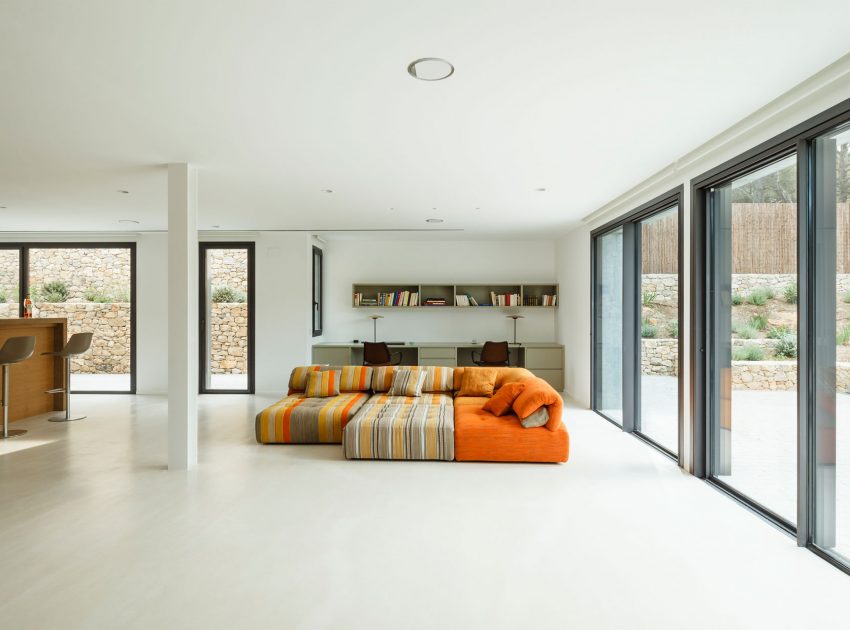 A Comfortable and Functional House with Pool and Plenty of Natural Light in Catalonia by Costa Calsamiglia Arquitecte (10)