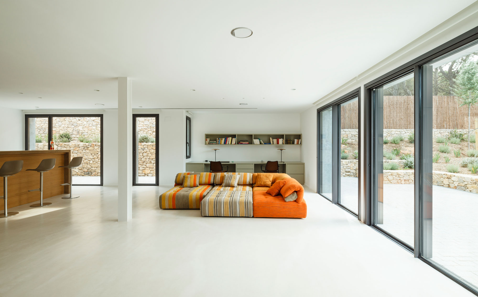 A Comfortable and Functional House with Pool and Plenty of Natural Light in Catalonia by Costa Calsamiglia Arquitecte (10)