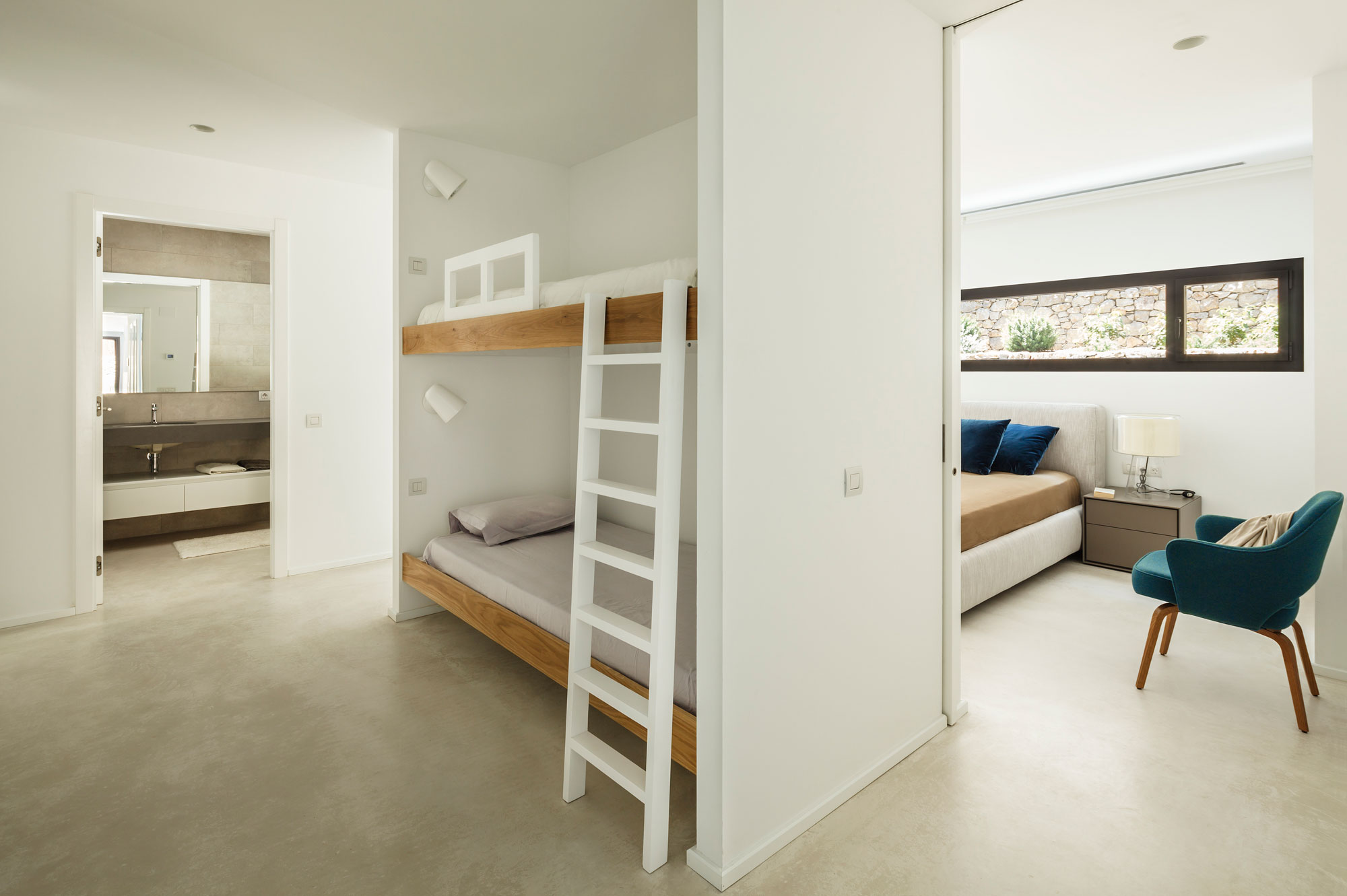 A Comfortable and Functional House with Pool and Plenty of Natural Light in Catalonia by Costa Calsamiglia Arquitecte (15)