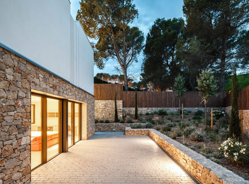 A Comfortable and Functional House with Pool and Plenty of Natural Light in Catalonia by Costa Calsamiglia Arquitecte (18)