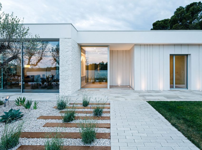 A Comfortable and Functional House with Pool and Plenty of Natural Light in Catalonia by Costa Calsamiglia Arquitecte (19)