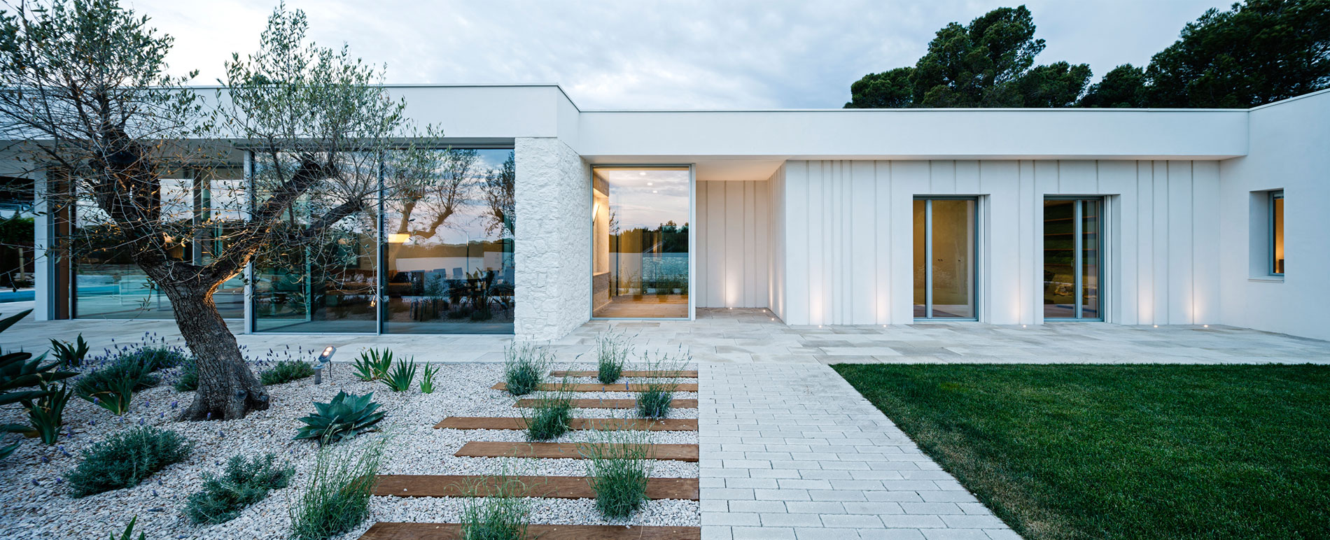 A Comfortable and Functional House with Pool and Plenty of Natural Light in Catalonia by Costa Calsamiglia Arquitecte (19)