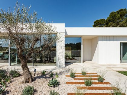 A Comfortable and Functional House with Pool and Plenty of Natural Light in Catalonia by Costa Calsamiglia Arquitecte (2)