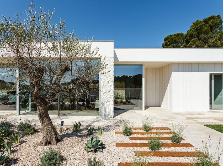 A Comfortable and Functional House with Pool and Plenty of Natural Light in Catalonia by Costa Calsamiglia Arquitecte (2)