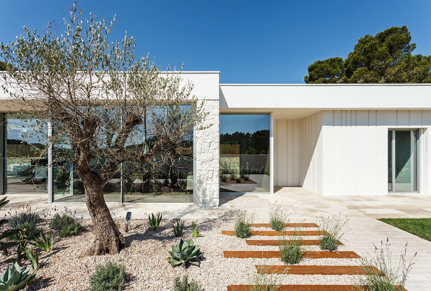 A Comfortable and Functional House with Pool and Plenty of Natural Light in Catalonia by Costa Calsamiglia Arquitecte (2)