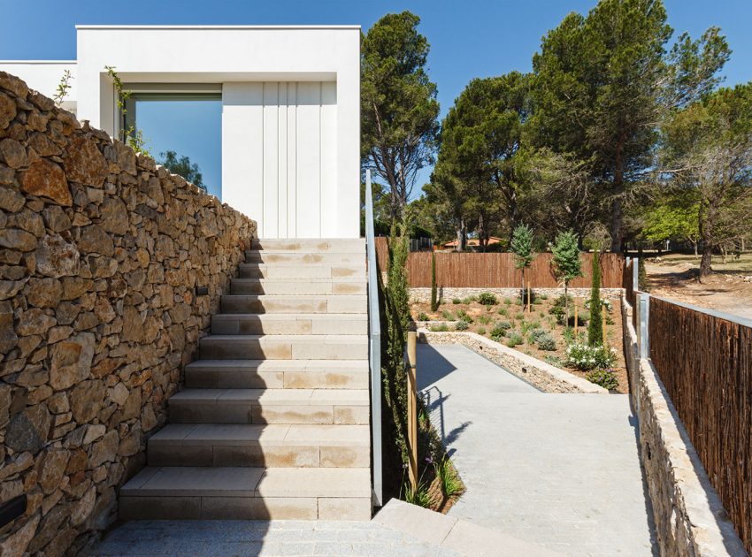 A Comfortable and Functional House with Pool and Plenty of Natural Light in Catalonia by Costa Calsamiglia Arquitecte (3)