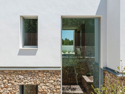 A Comfortable and Functional House with Pool and Plenty of Natural Light in Catalonia by Costa Calsamiglia Arquitecte (4)