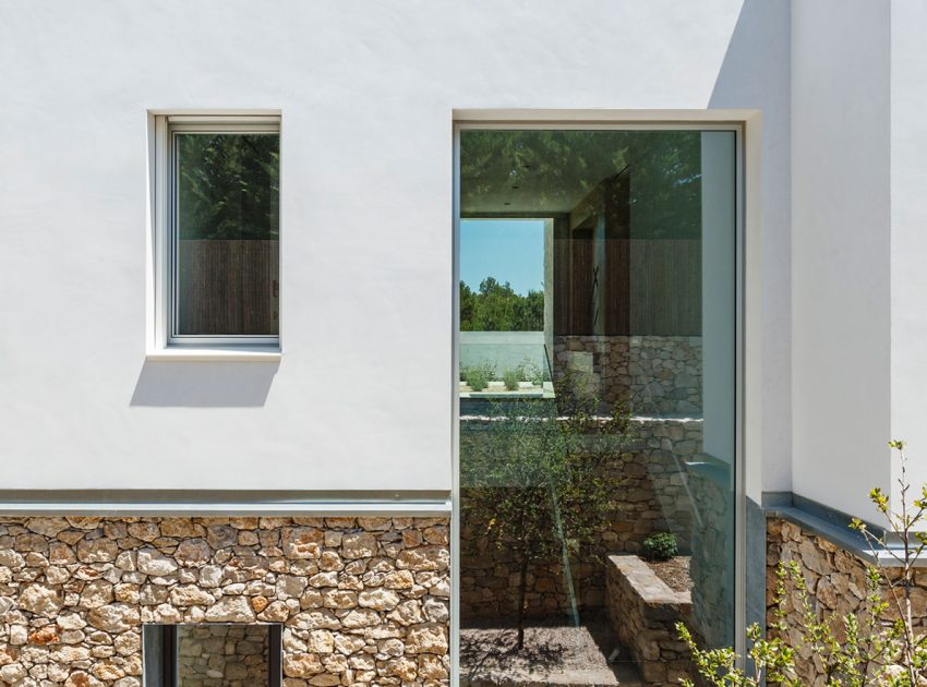 A Comfortable and Functional House with Pool and Plenty of Natural Light in Catalonia by Costa Calsamiglia Arquitecte (4)