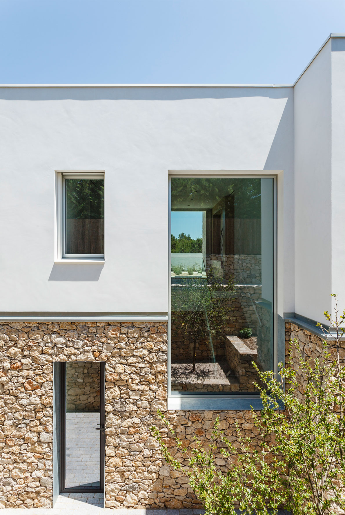 A Comfortable and Functional House with Pool and Plenty of Natural Light in Catalonia by Costa Calsamiglia Arquitecte (4)