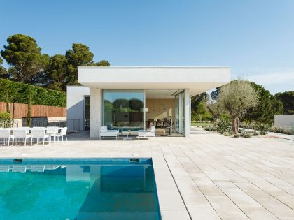 A Comfortable and Functional House with Pool and Plenty of Natural Light in Catalonia by Costa Calsamiglia Arquitecte (5)