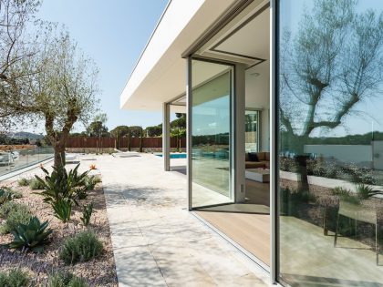 A Comfortable and Functional House with Pool and Plenty of Natural Light in Catalonia by Costa Calsamiglia Arquitecte (6)