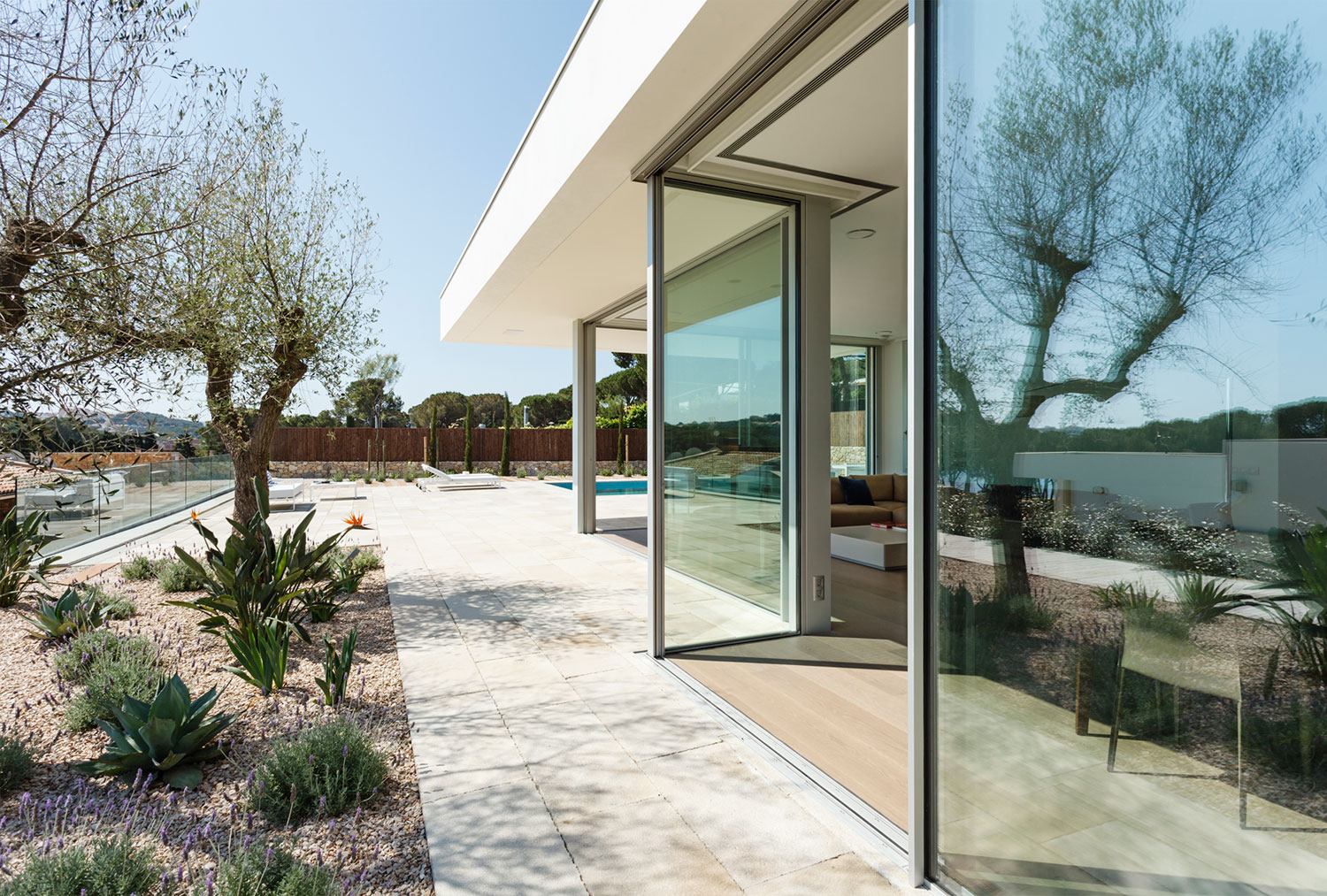 A Comfortable and Functional House with Pool and Plenty of Natural Light in Catalonia by Costa Calsamiglia Arquitecte (6)