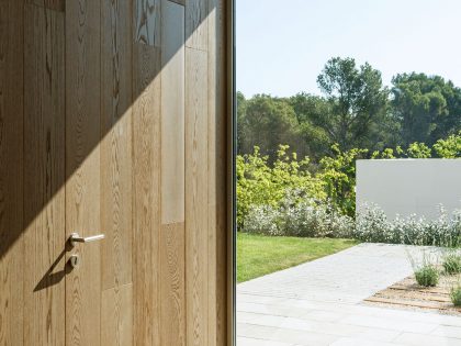 A Comfortable and Functional House with Pool and Plenty of Natural Light in Catalonia by Costa Calsamiglia Arquitecte (7)