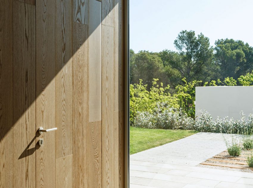 A Comfortable and Functional House with Pool and Plenty of Natural Light in Catalonia by Costa Calsamiglia Arquitecte (7)