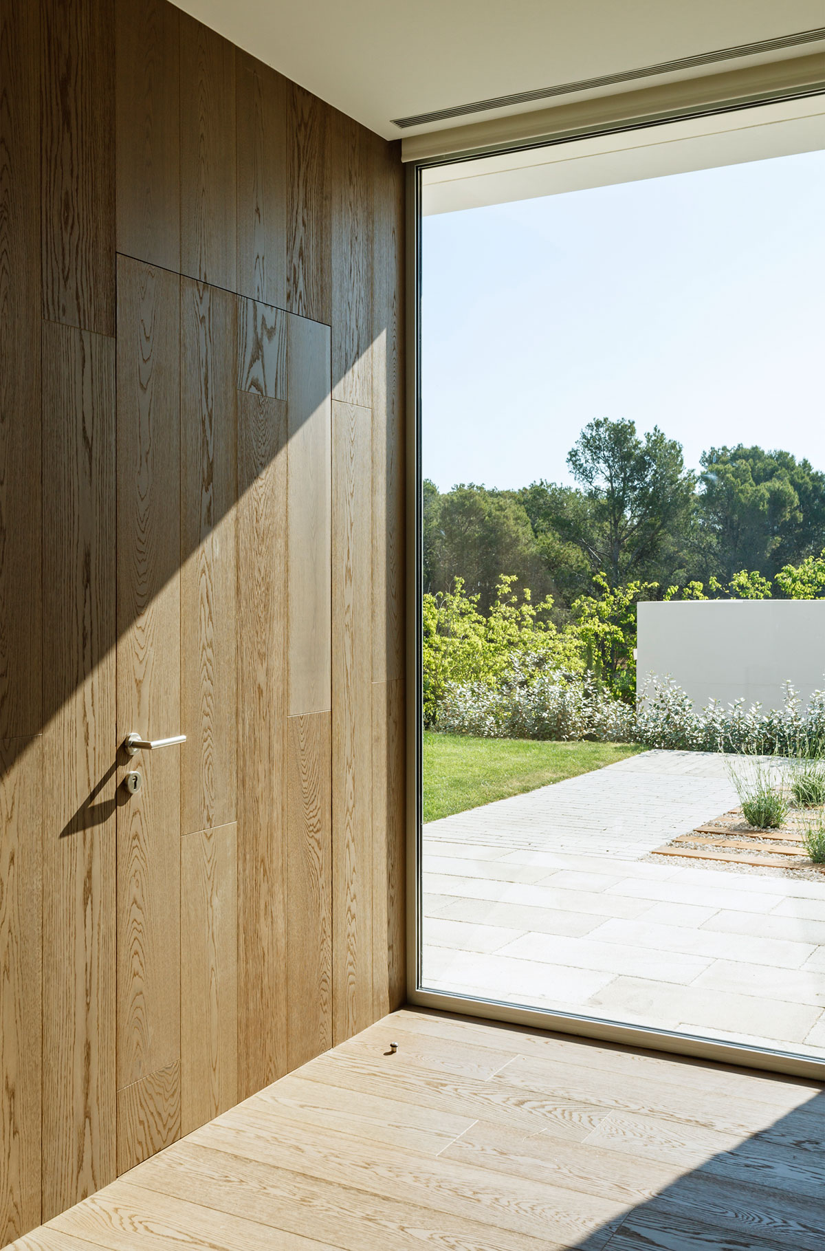 A Comfortable and Functional House with Pool and Plenty of Natural Light in Catalonia by Costa Calsamiglia Arquitecte (7)