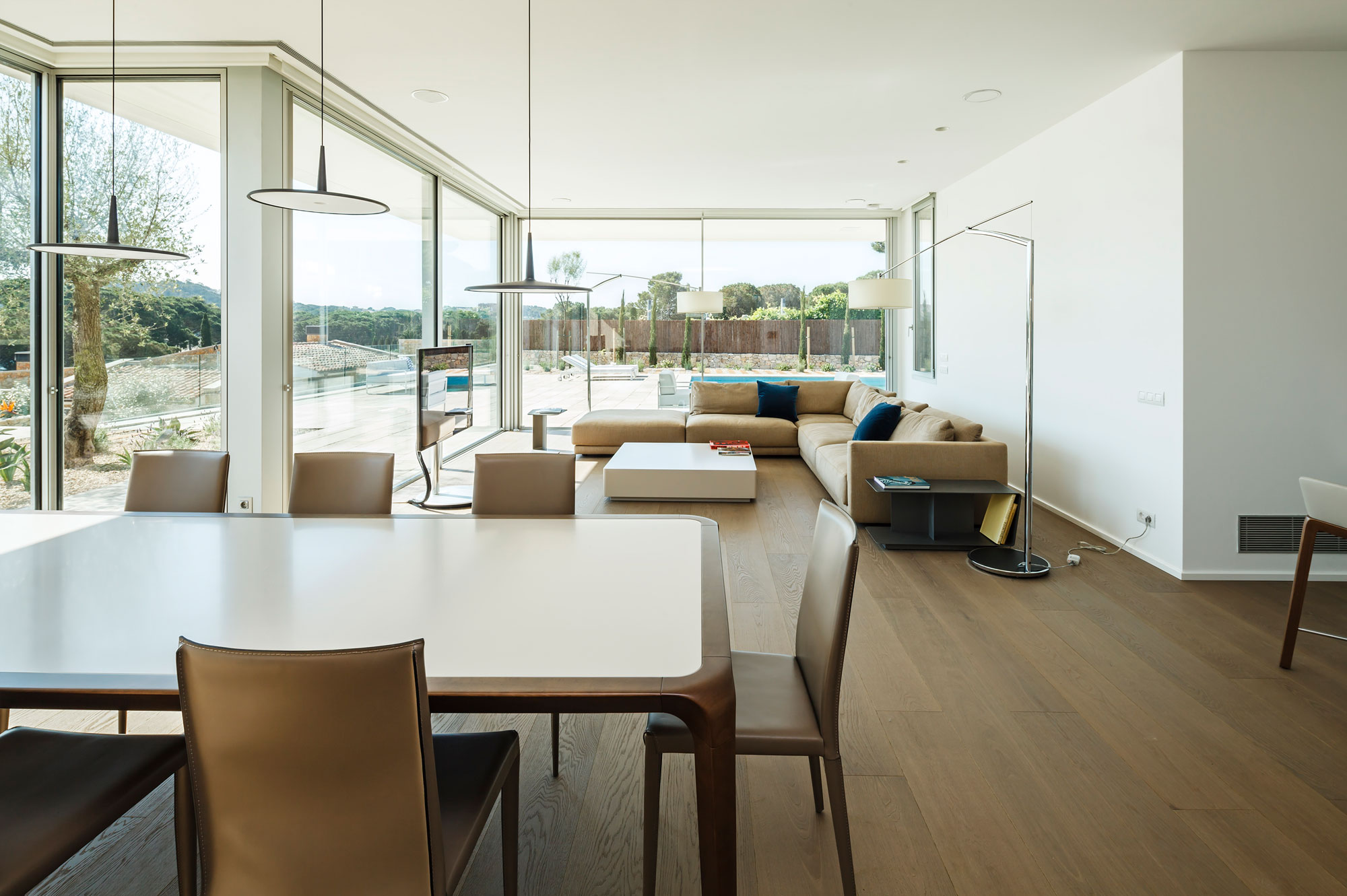 A Comfortable and Functional House with Pool and Plenty of Natural Light in Catalonia by Costa Calsamiglia Arquitecte (9)