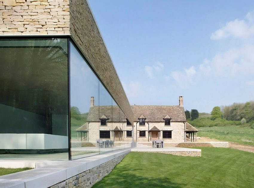 A Contemporary Vacation Home Surrounded by Perfect Landscaping and Green Rolling Grass in Cotswolds, England by Found Associates (1)